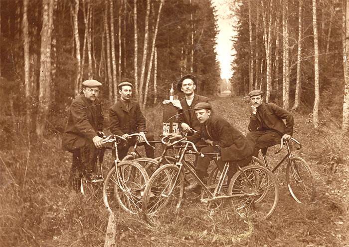Фотография 1910 года, запечатлевшая группу московских велосипедистов, отдыхающих в Барвихинском лесу. Фото из коллекции Веломузея Андрея Мятиева.