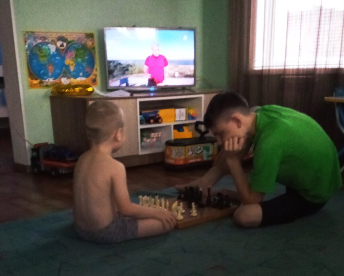 Стас учит играть в шахматы младшего брата