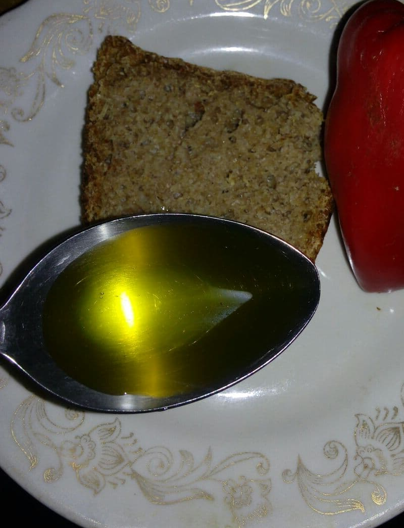 Льняное масло богато альфа-линоленовой жирной кислотой, которая помогает снизить уровень "вредного" холестерина