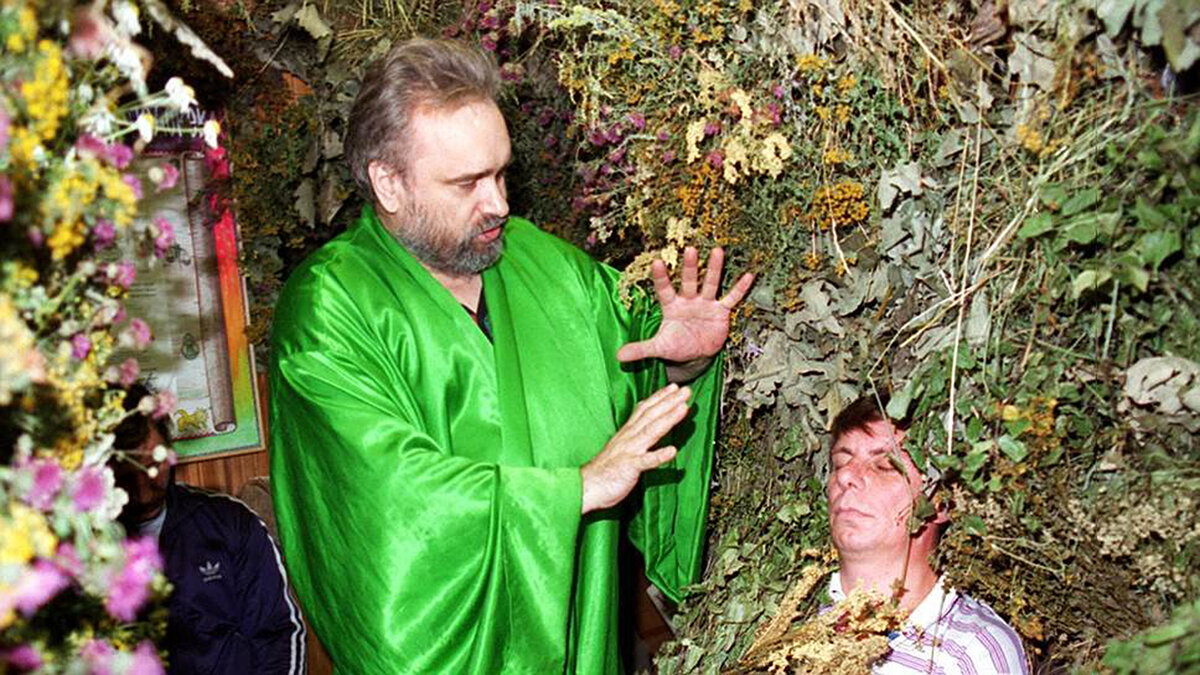 Народное целительство. Знахари и целители. Незаконное занятие народной медициной. Травники целители. Современные целители.