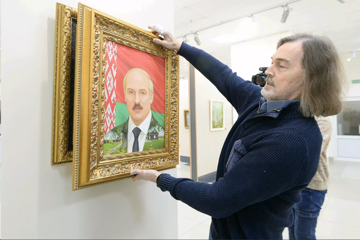 С портретом Александра Лукашенко на открытии выставки в Минске, 2018 год. Фото: cdnn11.img.sputnik.by