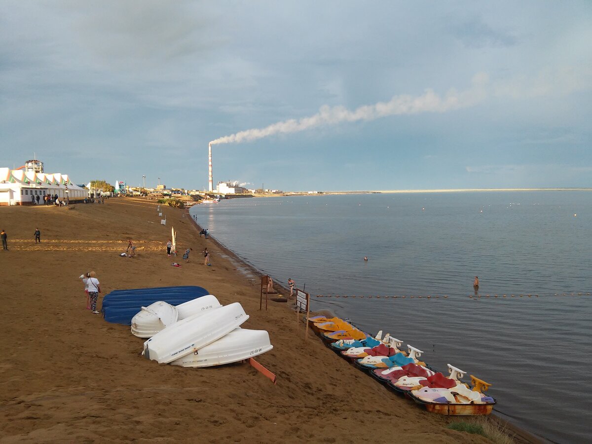 Вид на озеро, пляж и комбинат.