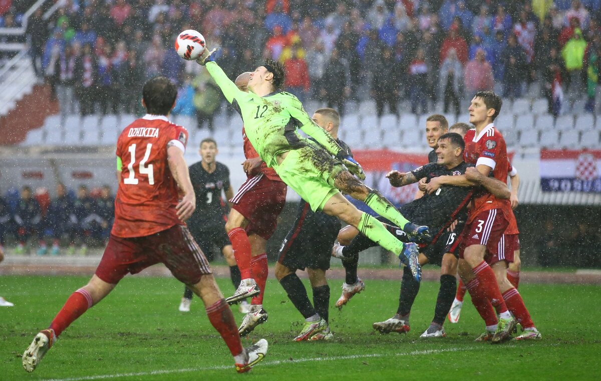 Примерно так проходили 90 минут матча...