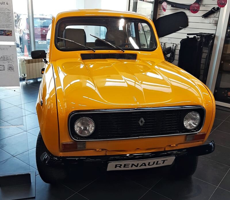 Рено 4 - не знаю кому как, но на мой взгляд - дизайн машины напоминает улыбчивую, добродушную собаку.