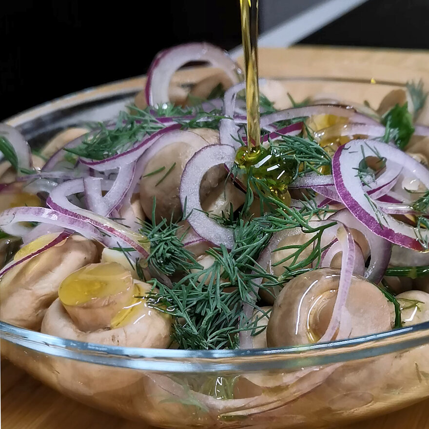 Соленые грибы на Новый год не покупаем, солим сами. И делаем с запасом, чтобы сразу не закончились (быстрый засол)