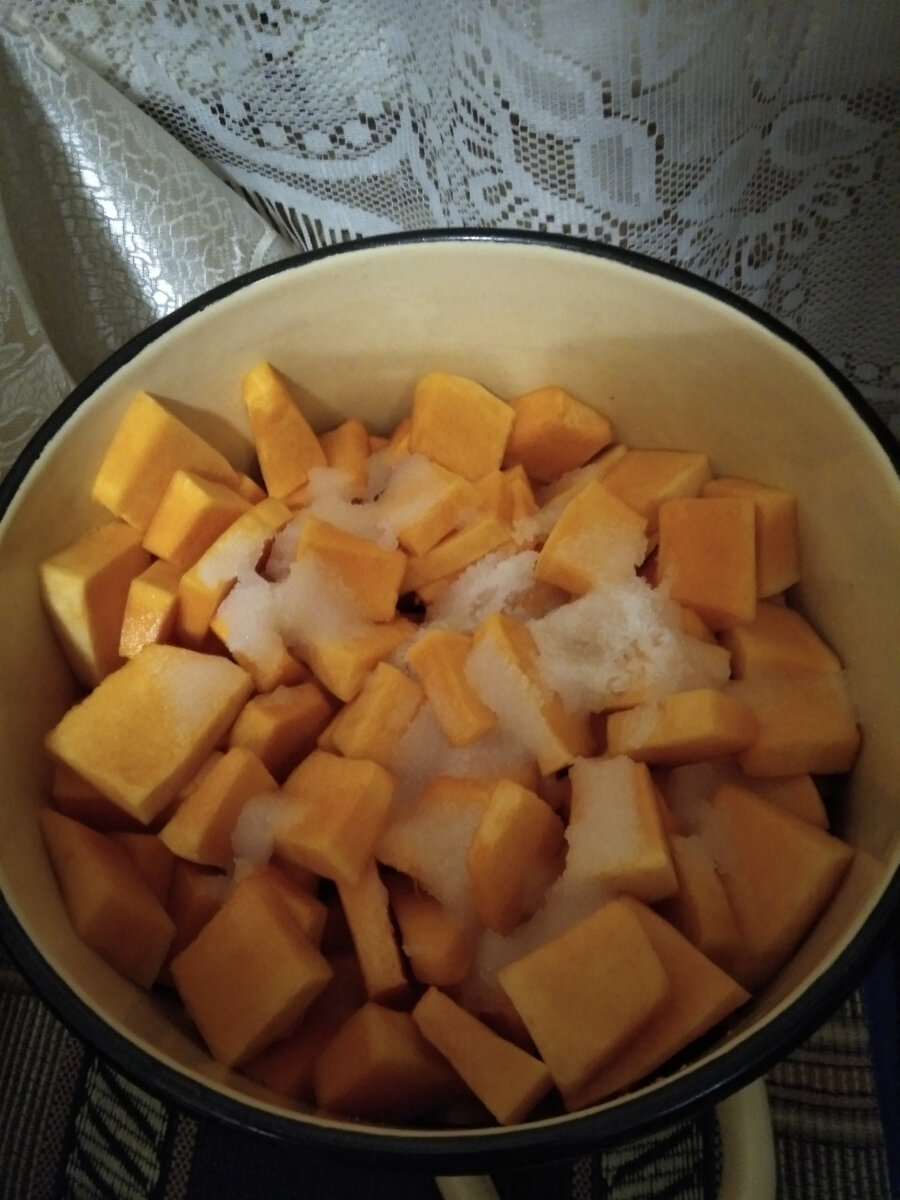 С вечера кусочки тыквы засыпала сахаром.