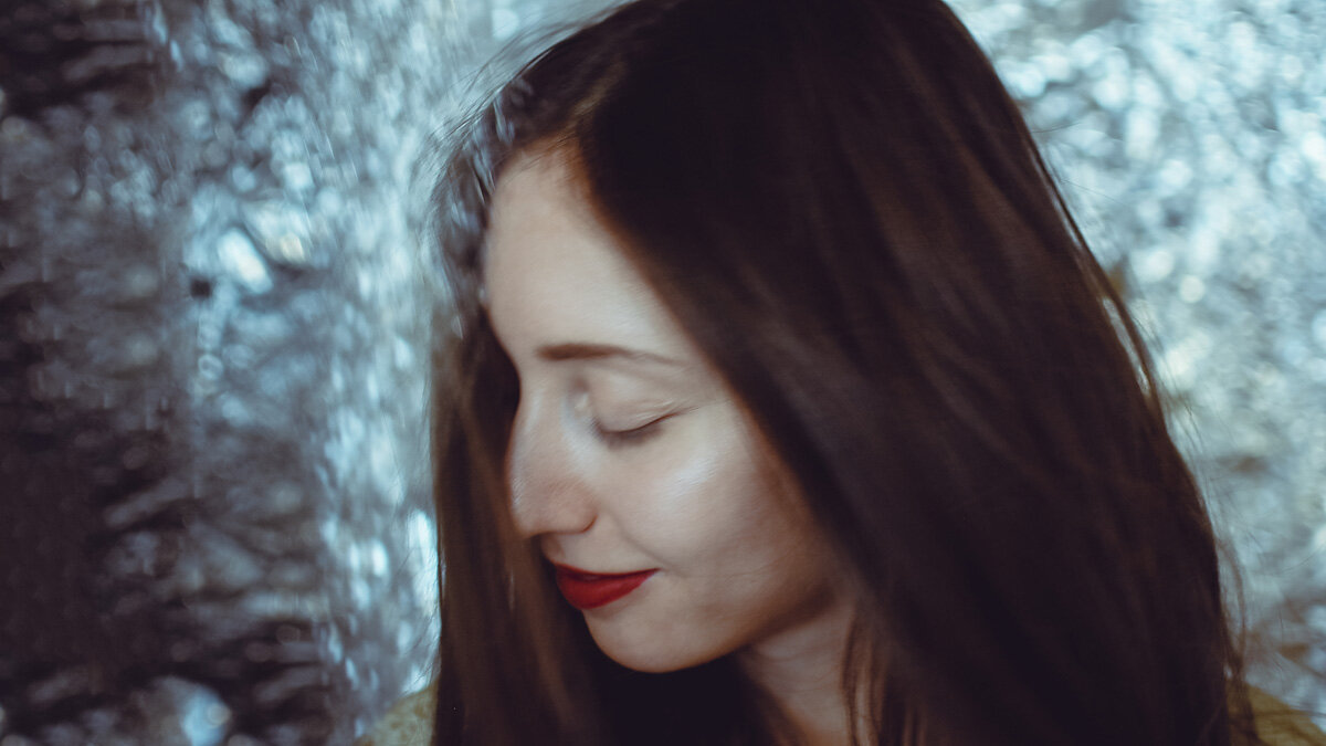 На фото художник слова Антонина Яхина (@antoninayakhina в Instagram). Автор фото фотограф Ирина Денисова (@irisadidrisa в Instagram)