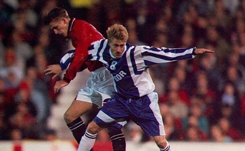 Владимир Нидергаус, в составе Ротора противостоит защитникам Манчестер Юнайтед