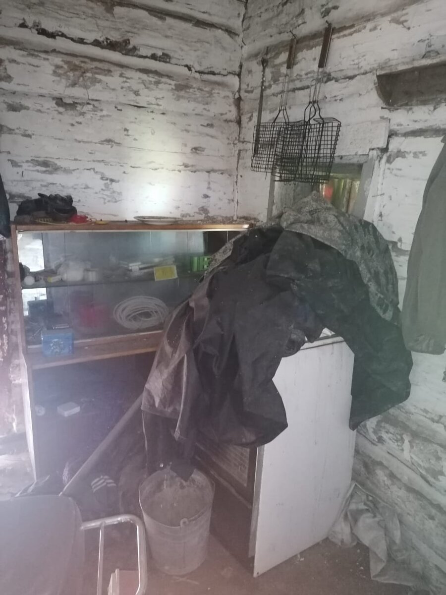 Старый шкаф и плита