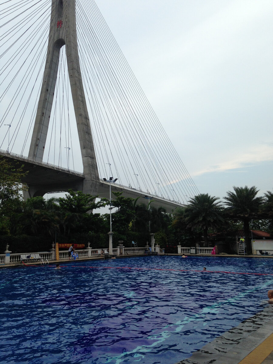 Открытый бассейн прямо возле моста