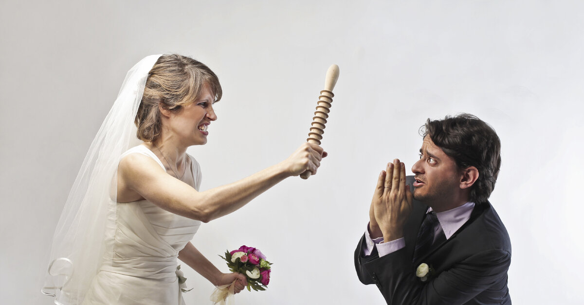 современные мужчина и женщина. свадьба тащит в загс. невеста тащит жениха в загс. невеста бьет жениха.