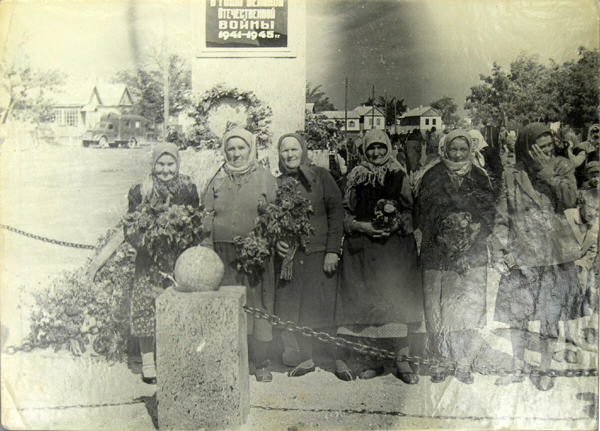 Вдовы у памятника погибшим в годы Великой Отечественной войны. Село Коктюбей (Дагестан)