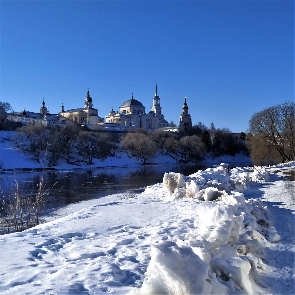 Вид на Борисоглебский монастырь Торжка