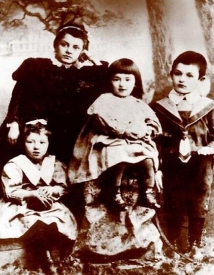 Фанни Фельдман в детстве (слева внизу) с сестрой Изабеллой (в центре), братом и гувернанткой. / Фото: www.myshared.ru Источник: https://kulturologia.ru/blogs/280519/43238/