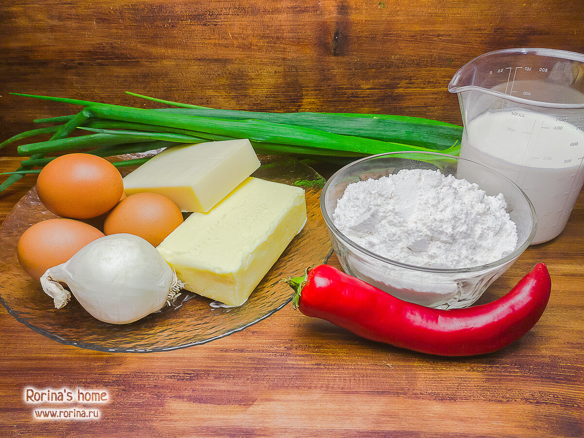 Часть этих ингредиентов пойдет на тесто, другая часть станет начинкой.