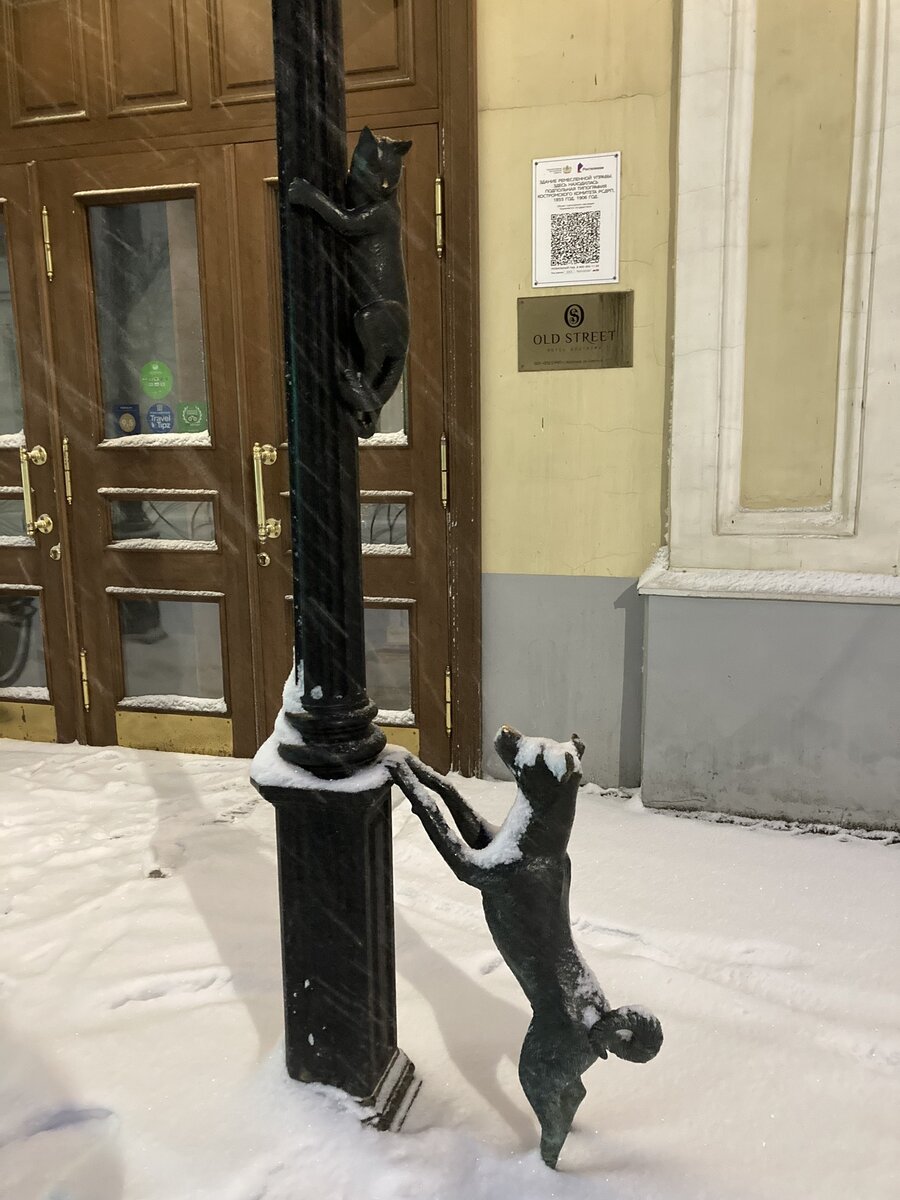 Вот такая милая инсталляция обнаружена мной возле входа в ресторан и отель "Old street", принадлежащий тем же хозяевам. 