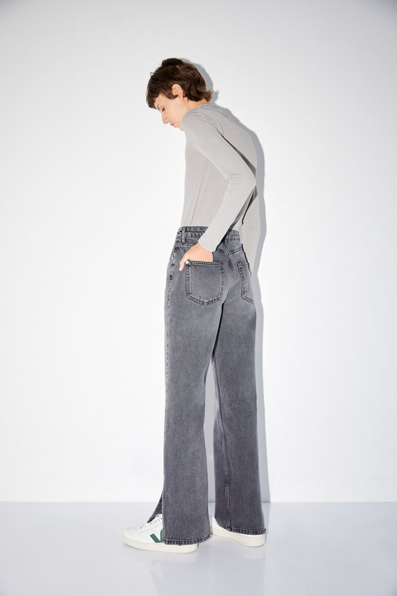 Расклешенные джинсы с разрезами по низу  4999 руб.