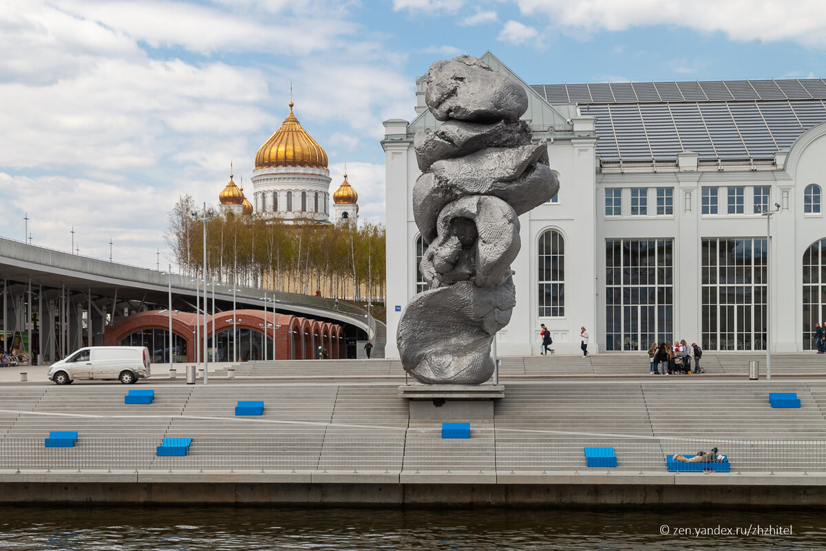 Москве всегда. Урс Фишер памятник в Москве. Большая глина 4 на Болотной набережной в Москве. Болотная набережная, 15 метро. Микрофон на памятник.