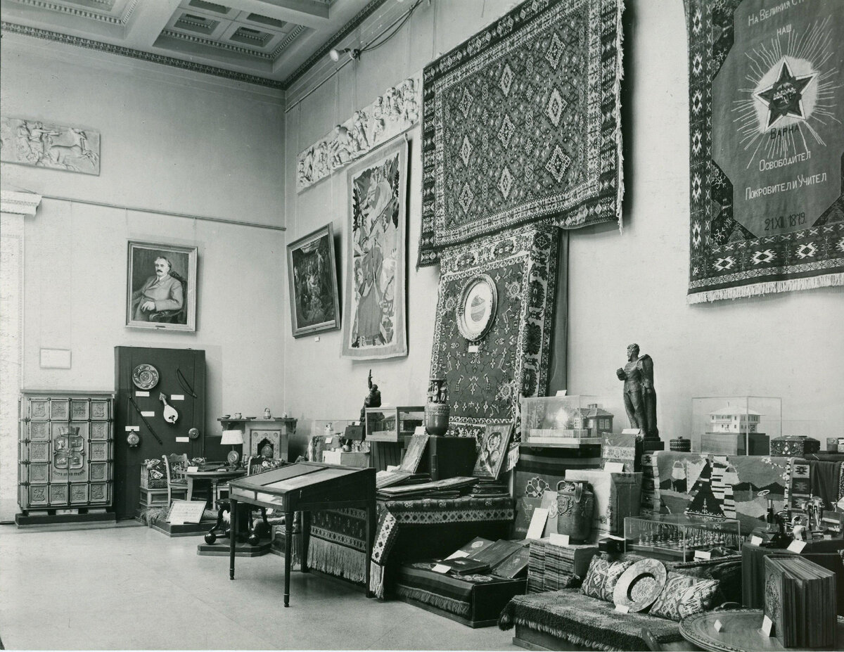 Выставка подарков И.В. Сталину. 1950-1952. Воспроизведено по изданию Беляева, А. Музей на фоне меняющейся эпохи. Москва 2021