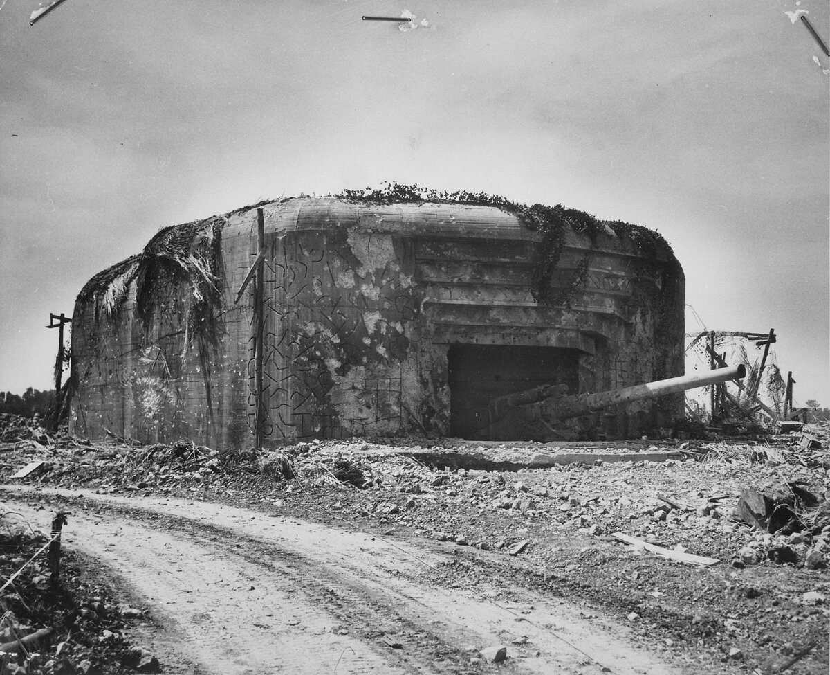 210-мм орудие береговой батареи «Маркуф», захваченное частями 9-й американской пехотной дивизии в Нормандии, 1944 г. // waralbum.ru