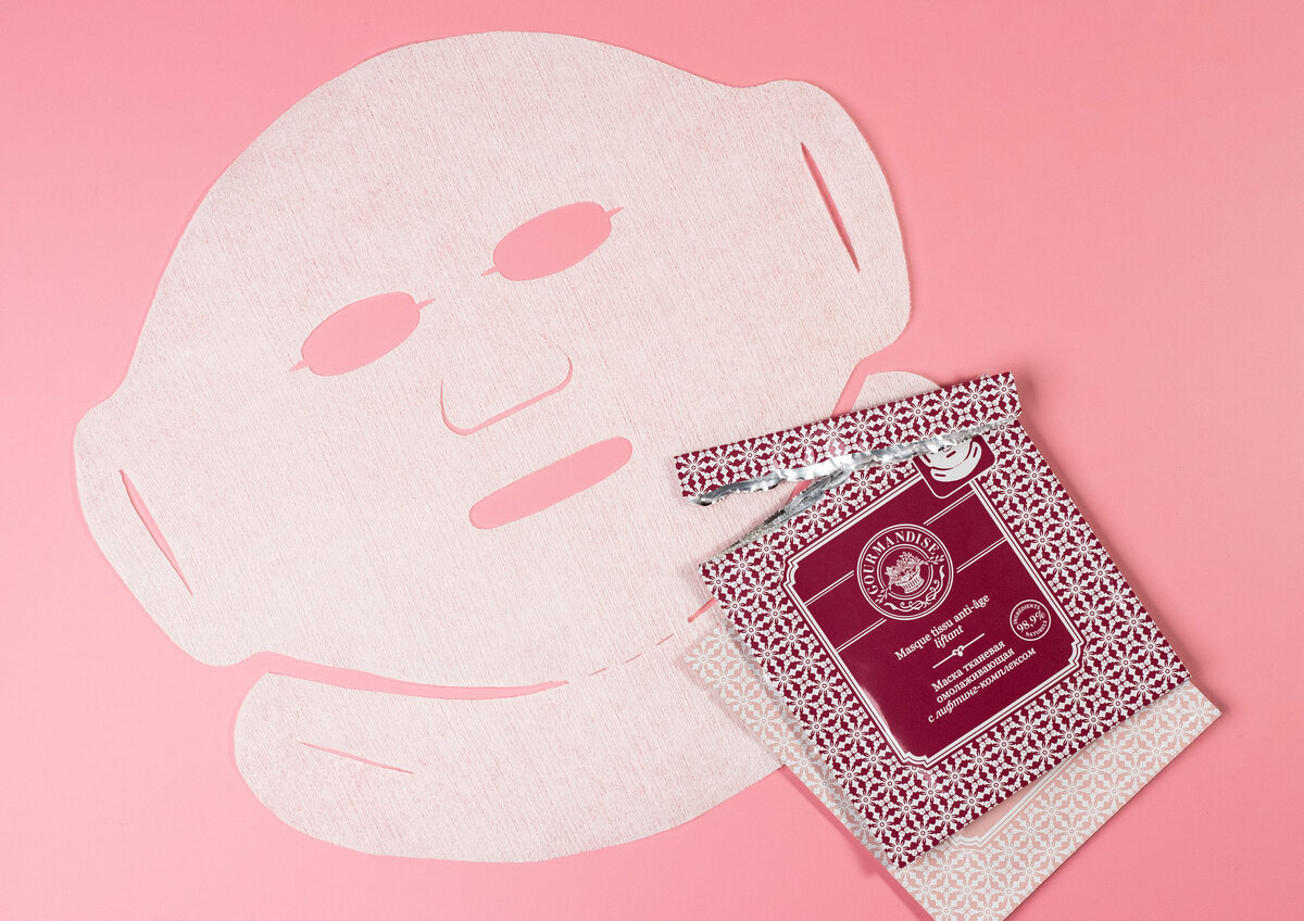 Маска пропитана сывороткой с высоким содержанием активных anti-age компонентов.