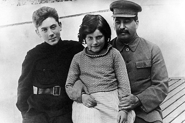 Иосиф Сталин с сыном Василием и дочерью Светланой