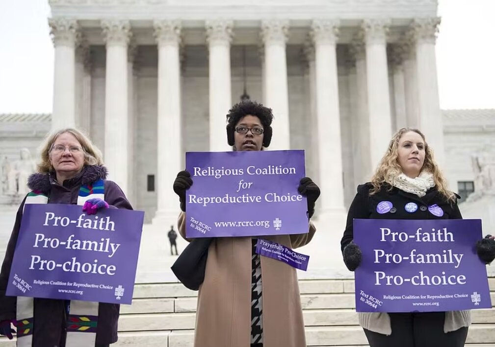 Христиане, выступающие за возможность делать аборты, обычно активно действуют в США, потому что именно там развито движение прочойсов (за выбор) и пролайферов (за жизнь).