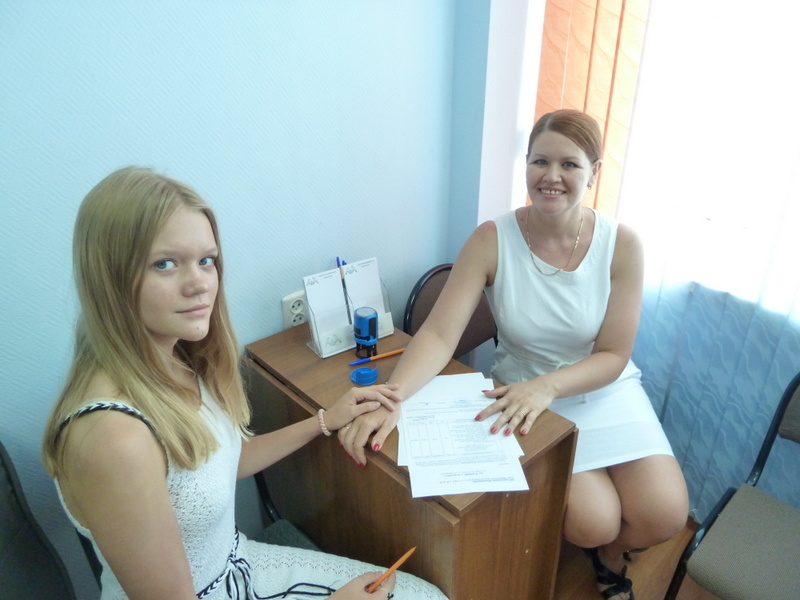 На фото слева Герусова Виктория Павловна в роли Заказчика, справа Герусова Александра Александровна - в роли Риэлтера.