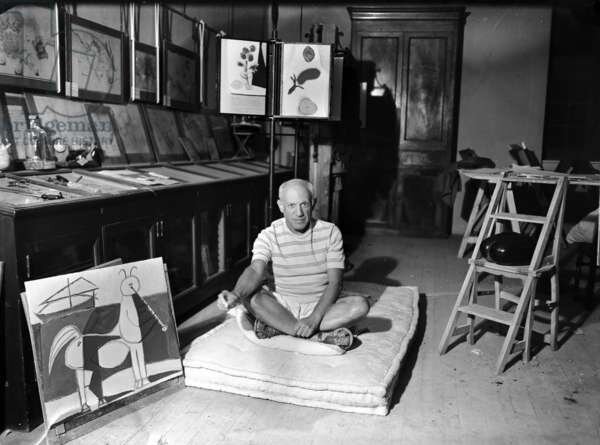Пабло Пикассо в мастерской. Архивная фотография