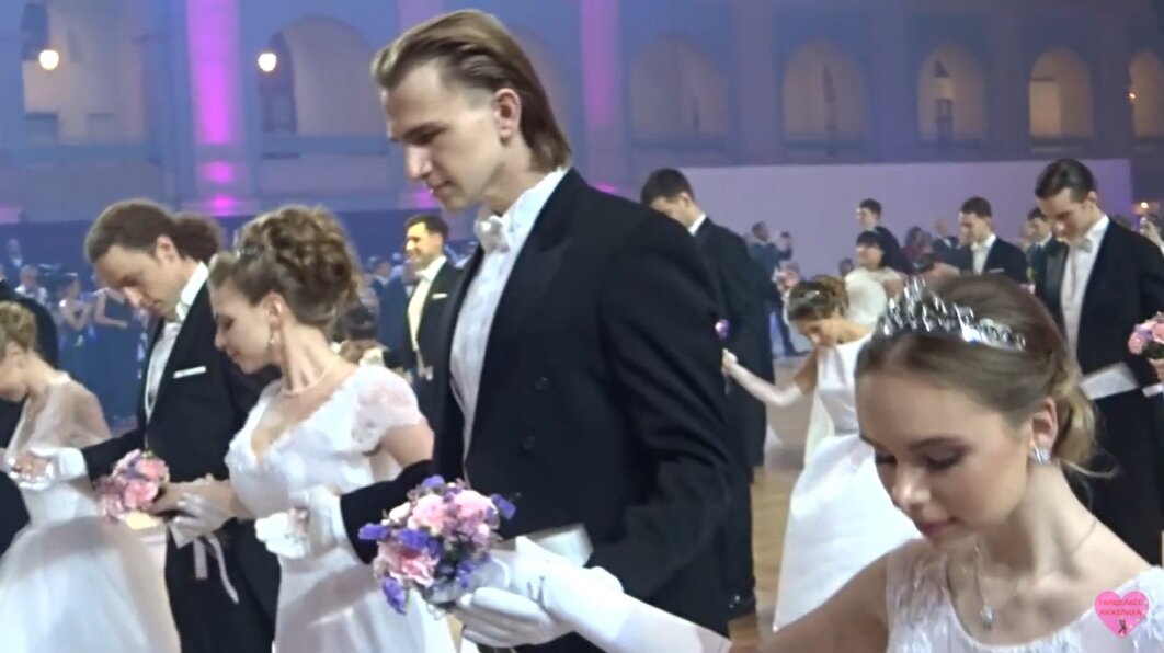 Танцуют дебютанты.  XVIII Венский бал в Гостином дворе.Москва 2021.Фото из личного архива.