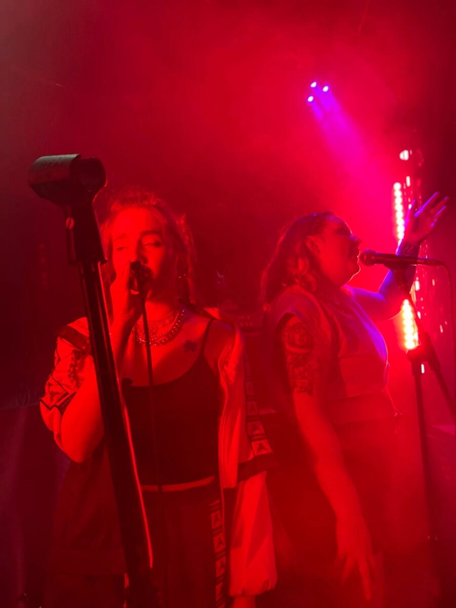 Основательницы студии GUDBA, солистки группы Gudba Vadzana во время выступления