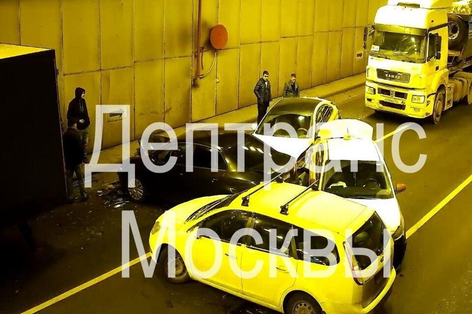     На месте аварии работают оперативные службы города  Департамент транспорта Москвы