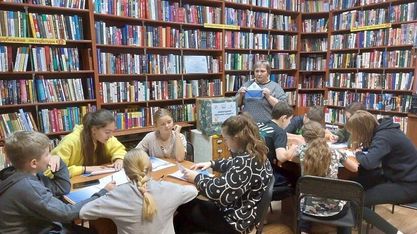    Читатели библиотек Наро‑Фоминска участвуют в акции «Новогодняя посылка солдату» © Пресс-служба администрации Наро-Фоминского городского округа