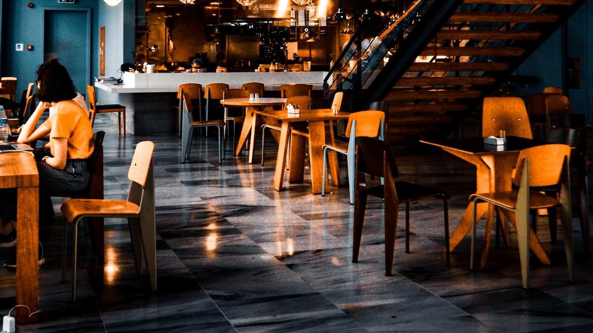    Помещение кафе с мебелью:pexels.com
