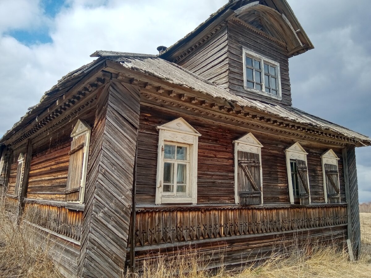 тот дом является " полужилым ". То есть, постоянно в нём никто не живёт, но время от времени хозяева возвращаются чтоб " проведать " родные места, а так-же поохотиться и порыбачить. В нём оконные рамы не так богато украшены, зато сама отделка дома прекрасна.