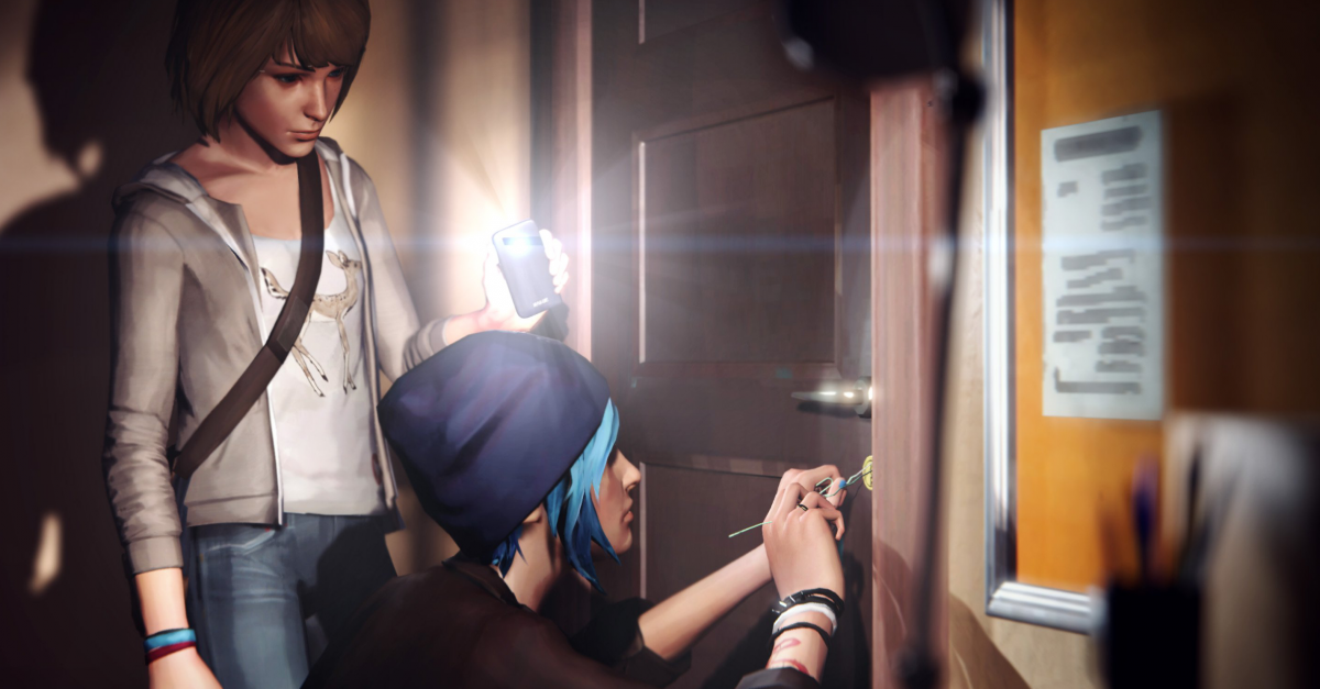 Хлоя взламывает дверь.