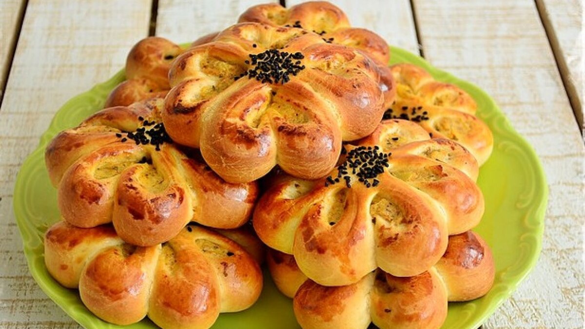 Булочки цветочки с сыром и черным тмином