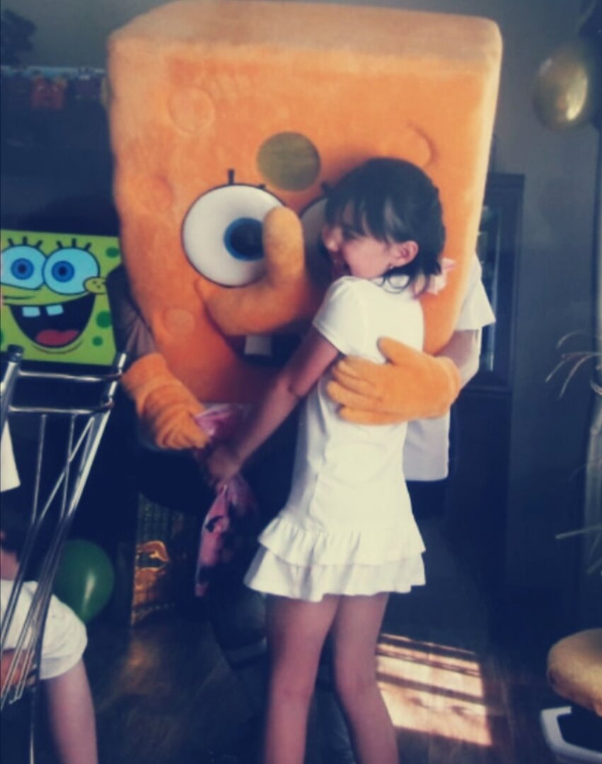 
Угадайте, кто в костюме Губки Боба пришёл на день рождения дочки? Хорошо, что я своевременно сбавил обороты опеки.
