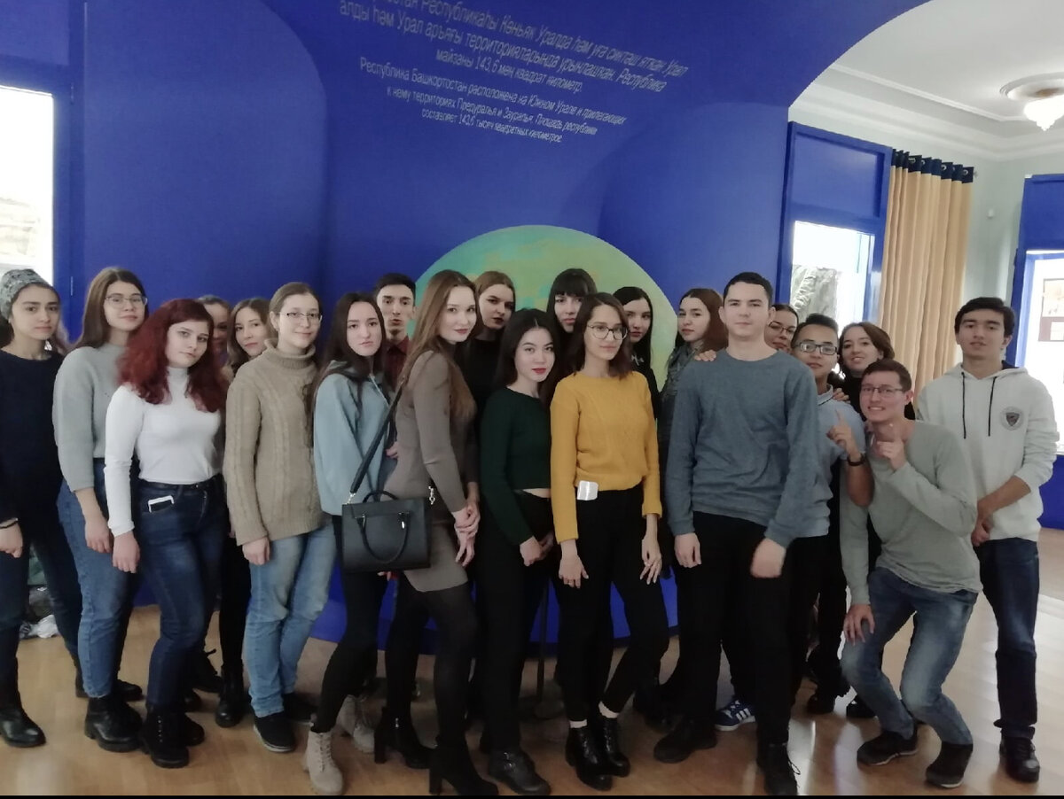 ЛЮДИ, с кем я учился. на фотографии меня нет, в это время я зарабатывал деньги 