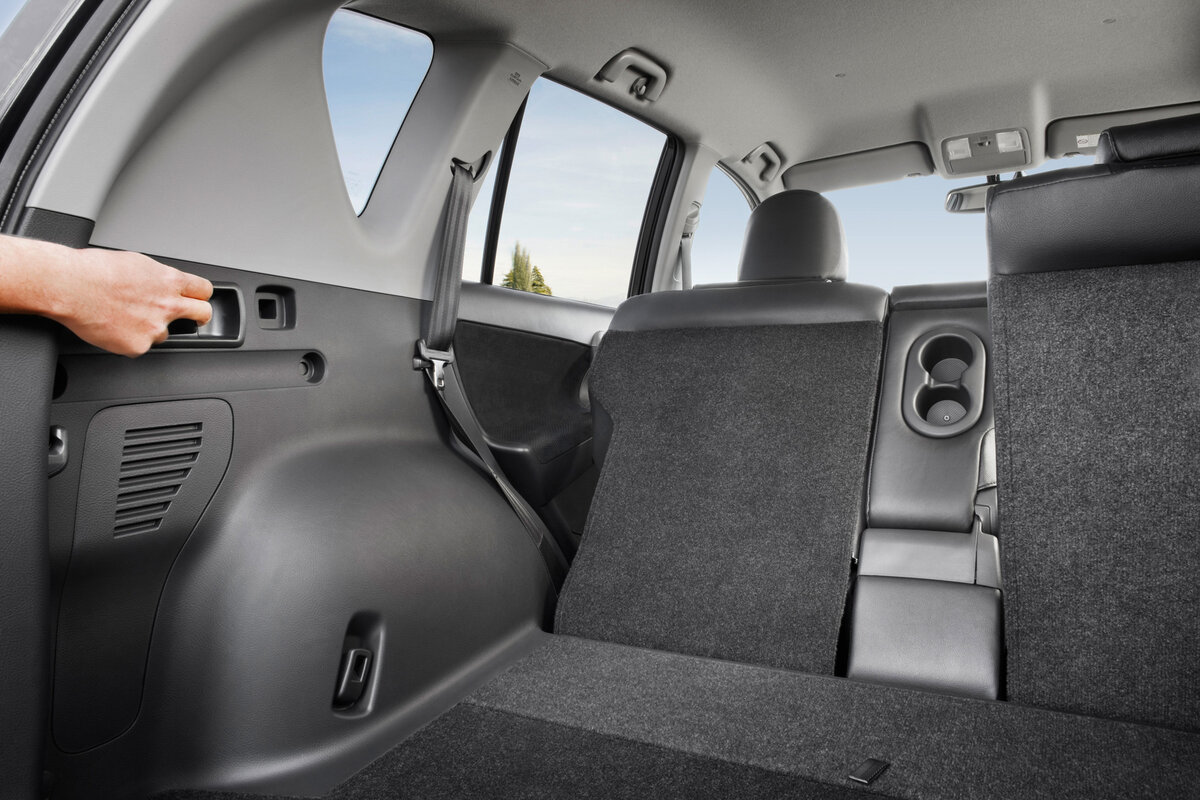 Удобное складывание сидений кнопкой вровень с полом