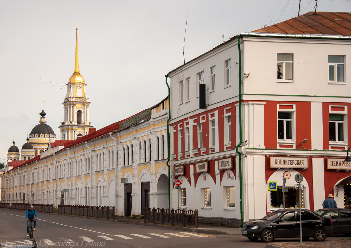 На переднем плане - торговые ряды