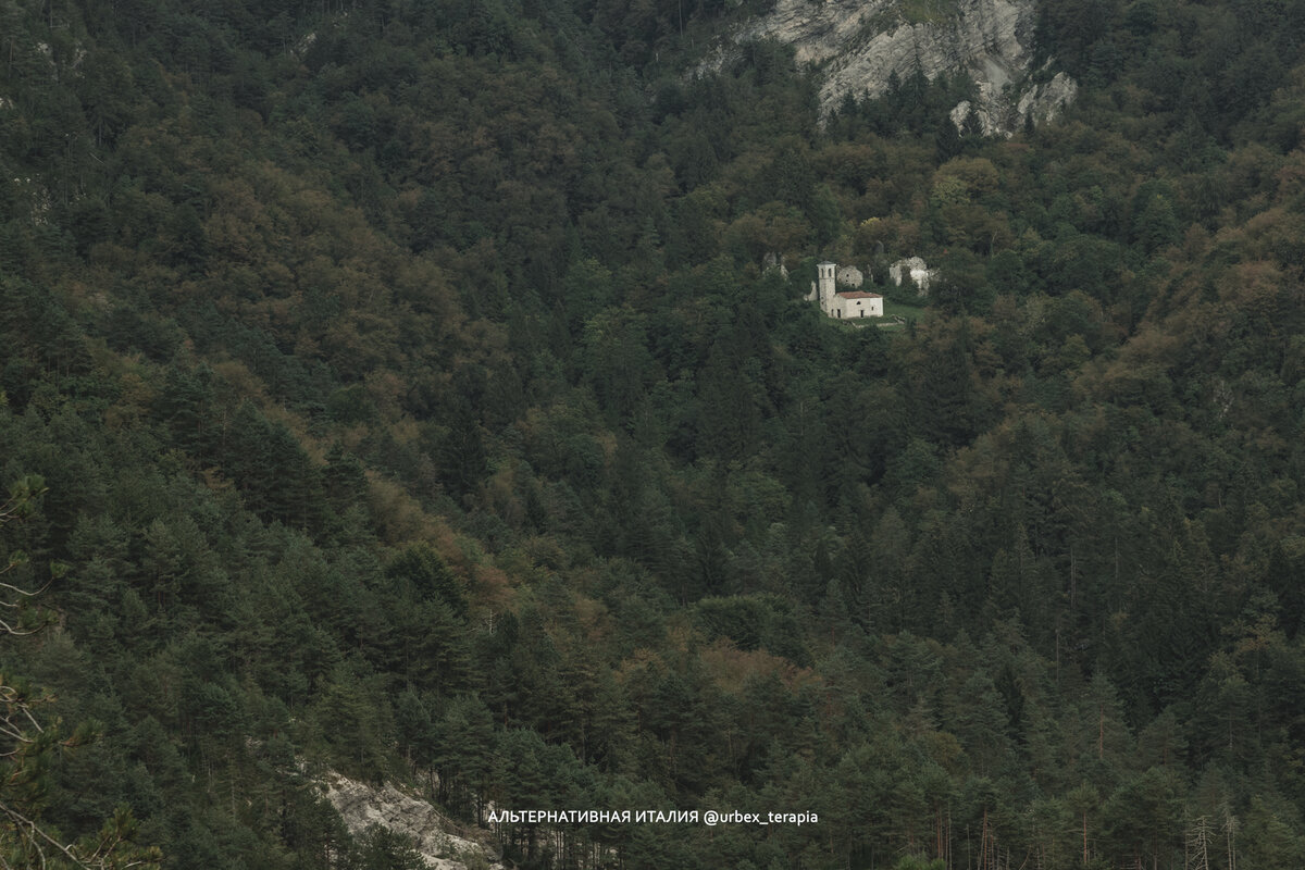 Там вдали за рекой, виднеется та самая деревня.