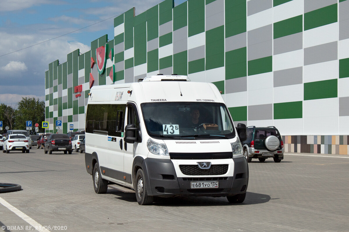 Peugeot Boxer на маршруте № 43б движется по территории ТРЦ "Арбуз Молл"