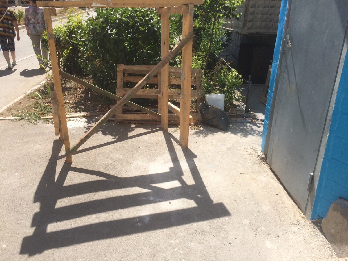 Вот так выглядит вход у нашего подъезда. Как вам?