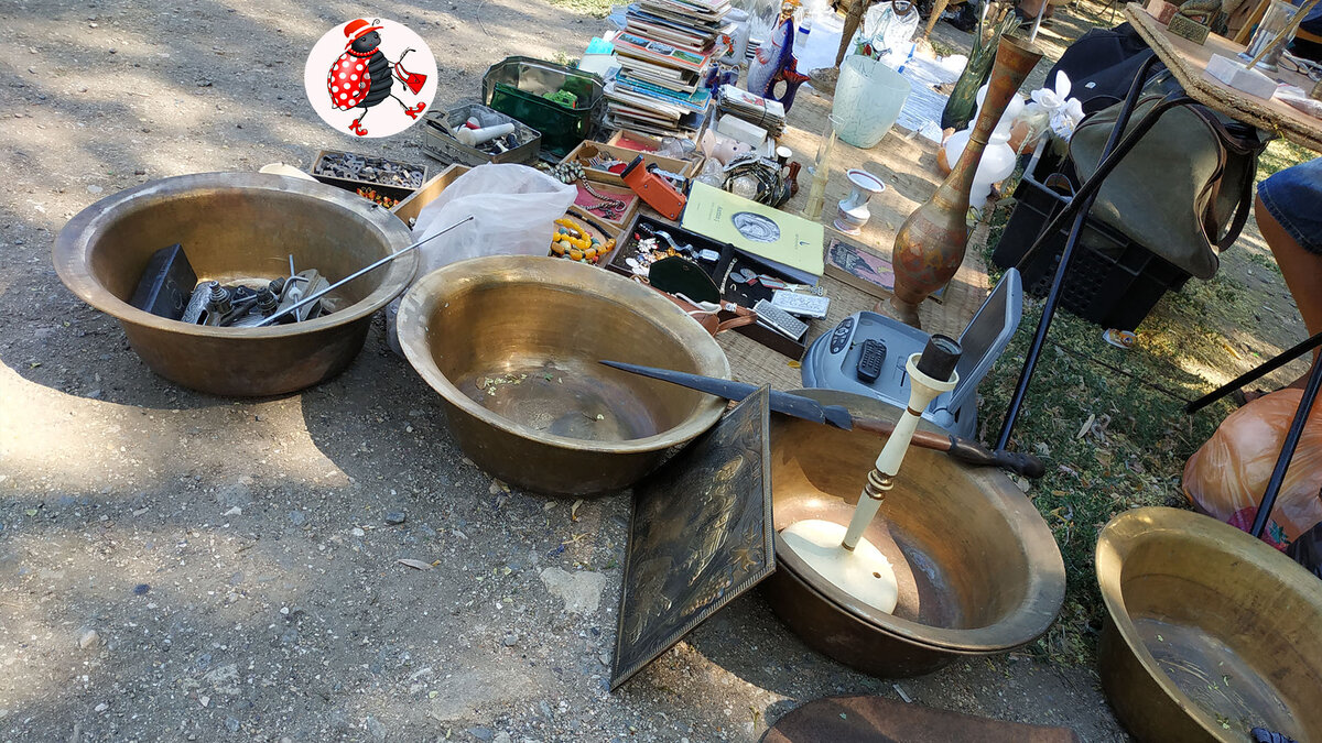 Стройный ряд медных тазов на блошином рынке                        --->>>