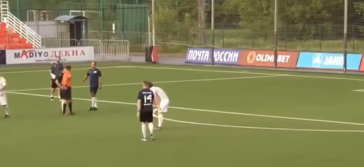 Роман Широков (темная форма, справа от судьи) спорит.