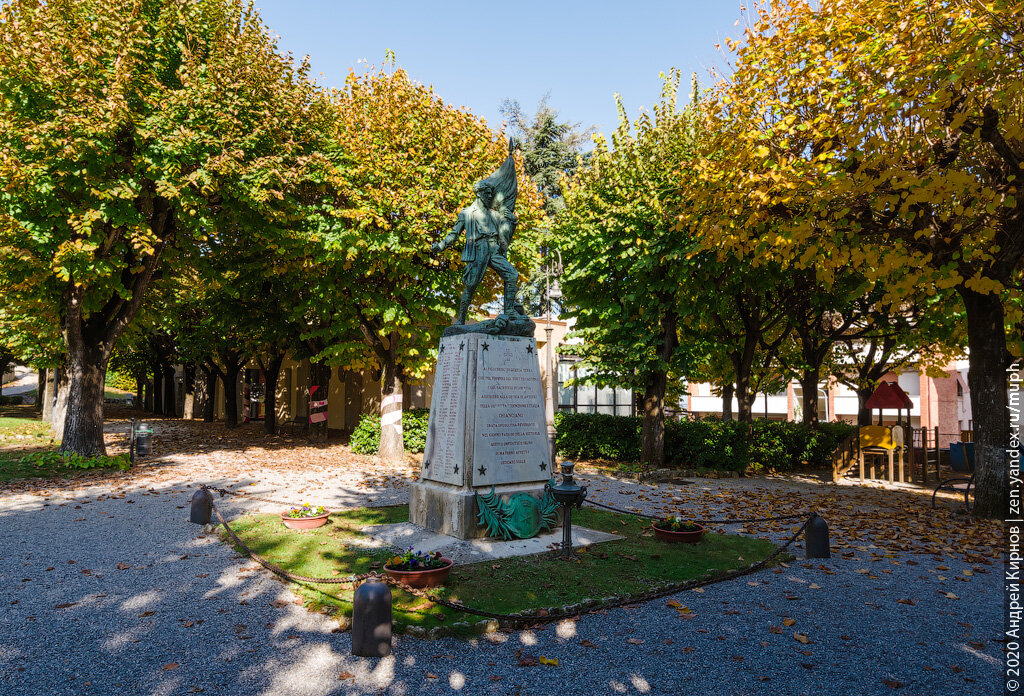 Памятник в Кьянчано-Терме, фото автора