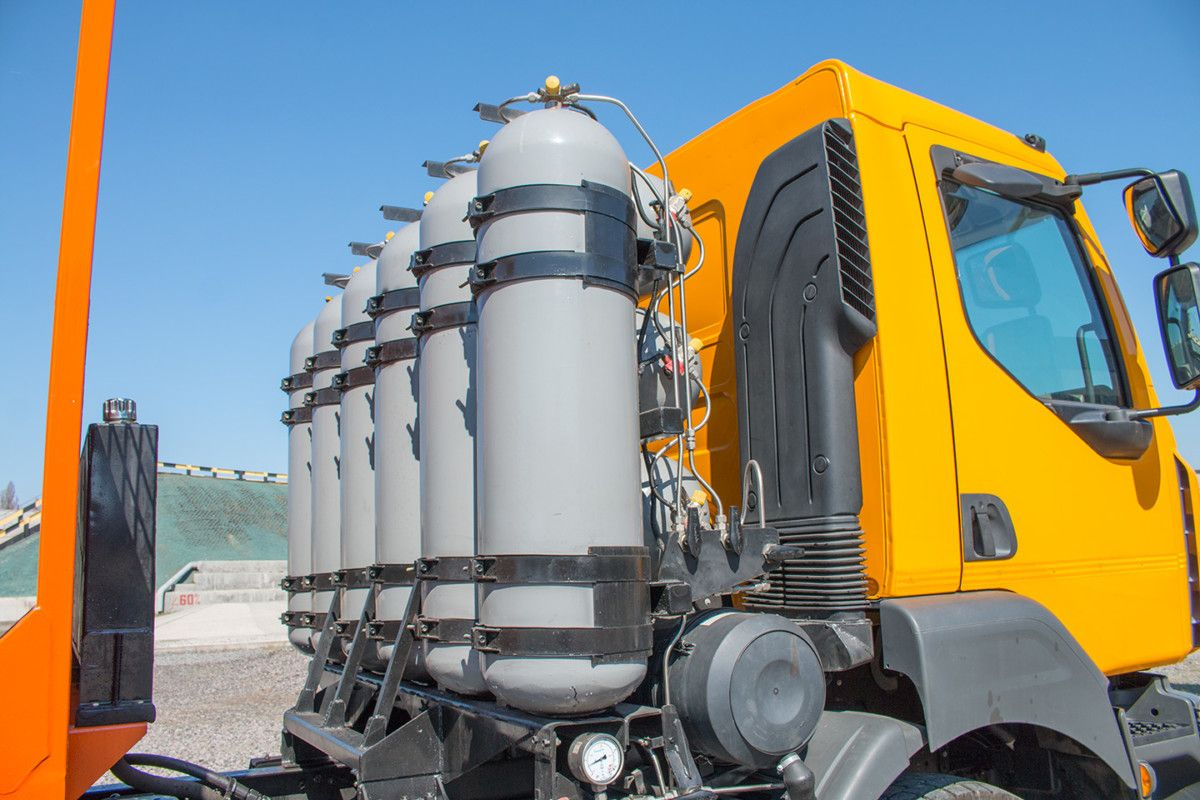 Наиболее выгодно применять метан на тяжелой технике  и заправлять на собственной заправке в парке