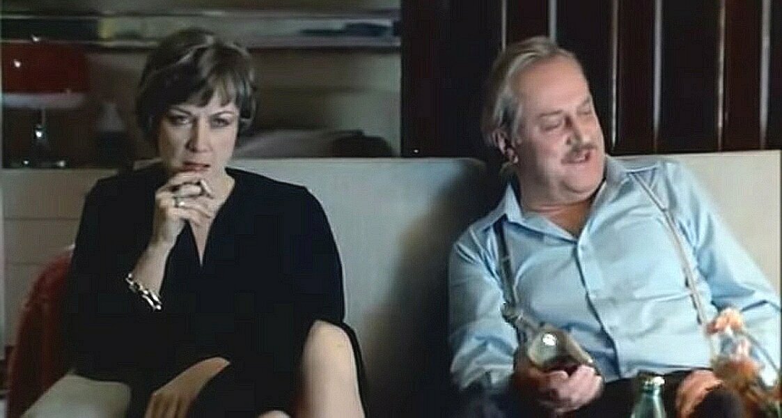 Вот они сидят за столом и очень заметно, что это посторонние друг другу люди. Каждый говорит о своем и не слушает другого. Папа весело пьет коньяк и балагурит над его качеством. Мама напряженно и мрачно курит, и сама себе вспоминает про некого Пашку, их общего друга, которого она когда-то любила. И про  то, что не любит своих детей, что они уже большие и ей не нужны.