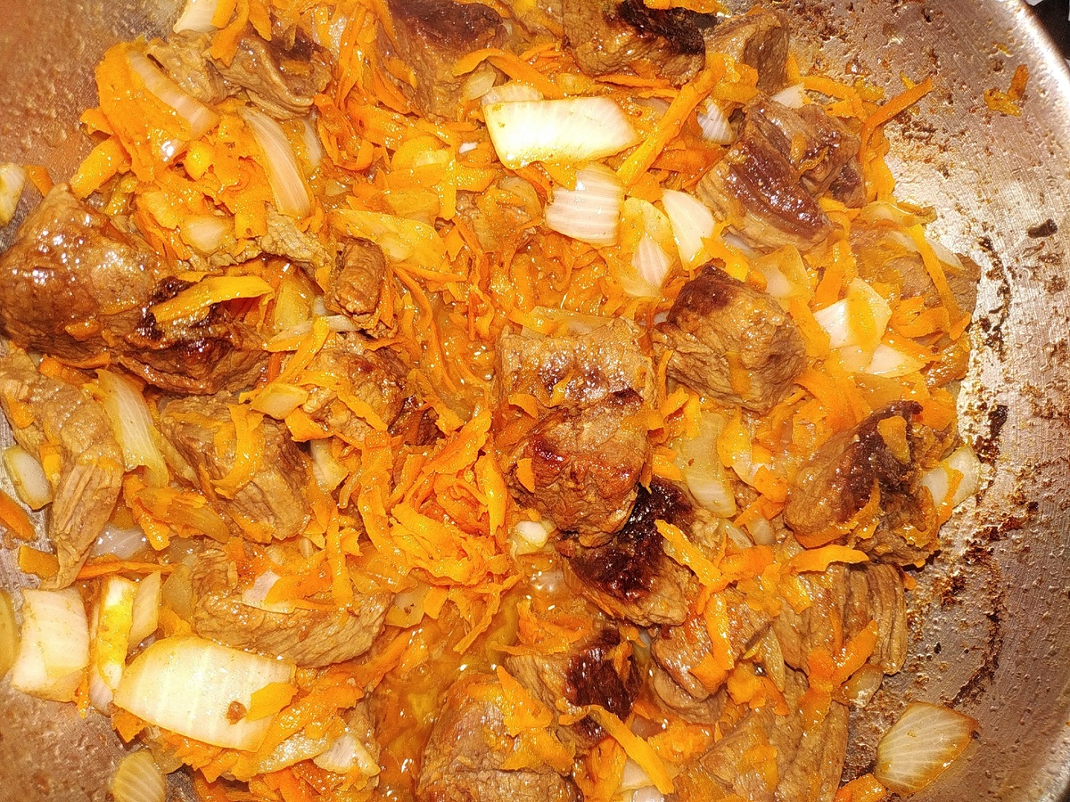 Мясо жарим (до готовности ) , затем добавляем морковь (лучше нарезать соломкой ) , лук и специи по вкусу. 